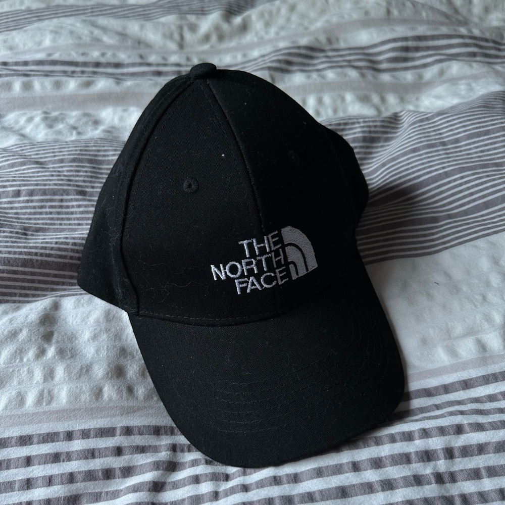 The North Face simple plain black cap ❄️